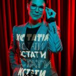Zoya Yarovitsyna Instagram - Я очень люблю хорошие книги и теперь регулярно буду их рекомендовать в шоу «Кстати» с Азаматом Харламовым. Надеюсь, эта рубрика будет полезной) Muah: @ritasbeauty_ Style: @bvdboyjohn
