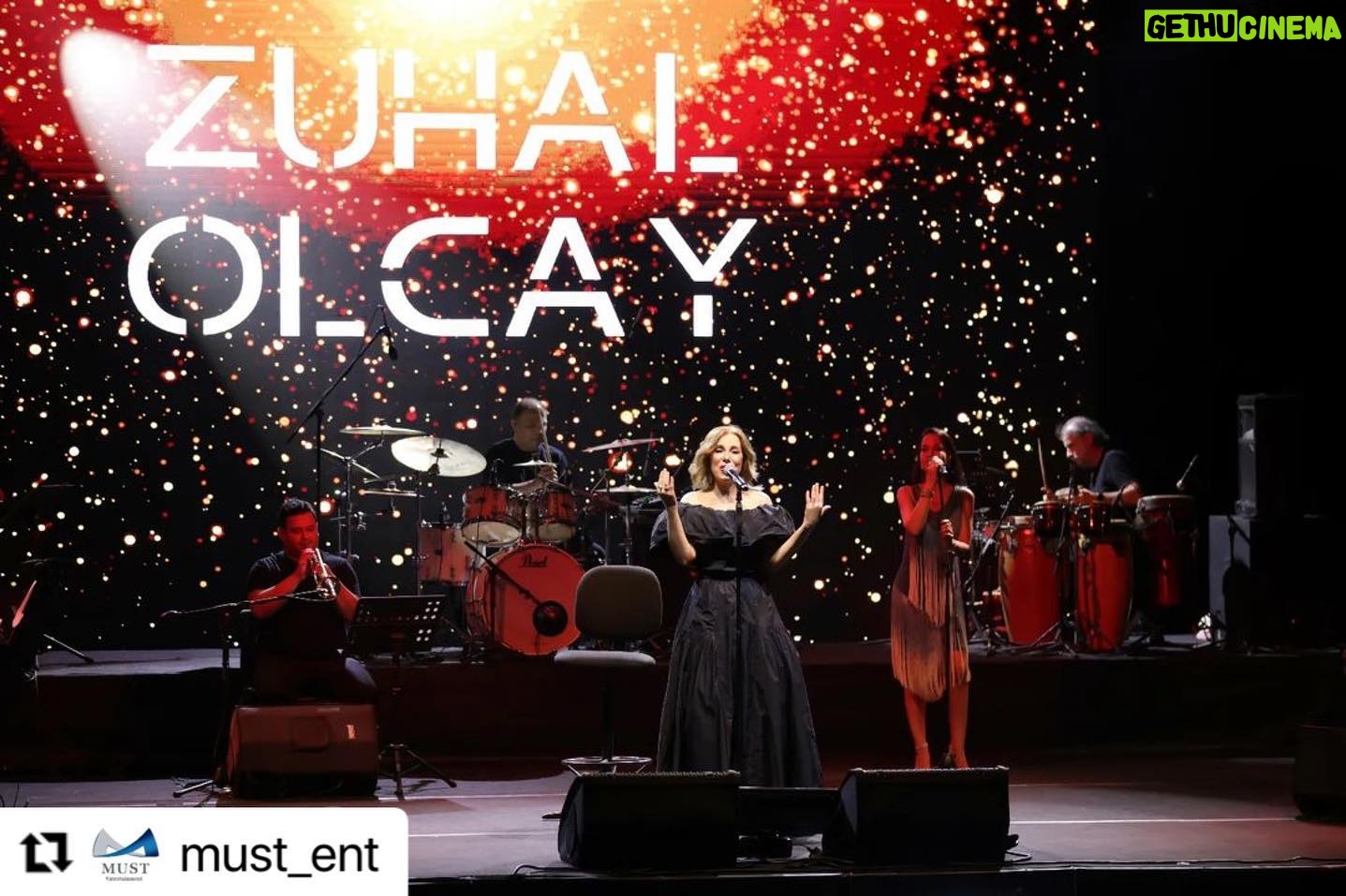 Zuhal Olcay Instagram - #Repost @must_ent with @use.repost ・・・ Cuma akşamı gerçekleştirdiğimiz Kalamış Yaz Festivali konserimizden🎤 Konser alanını dolduran binlerce kişiyle birlikte şarkılarımızı hep bir ağızdan coşkuyla söyledik, unutulmaz bir konser yaşadık🎶 Yeni yaşını çok mutlu yaşa, iyi ki varsın Zuhal Olcay❤️ @zuolcay @kadikoybelediye #MustEntertainment #MustEnt #ZuhalOlcay #Konser #Organizasyon #Prodüksiyon #KalamışYazFestivali #KadıköyBelediyesi