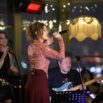 Zuhal Olcay Instagram – #Repost @must_ent
・・・
Madam Niça’da Zuhal Olcay gecesi🎶 Şarkıların hep bir ağızdan söylendiği, benzersiz bir konserden🎺🥁🎸
 
@zuolcay 
@madam_nica 
#MustEntertainment #MustEnt 
#Konser #Organizasyon #Prodüksiyon #Etkinlik #ZuhalOlcay #MadamNiça