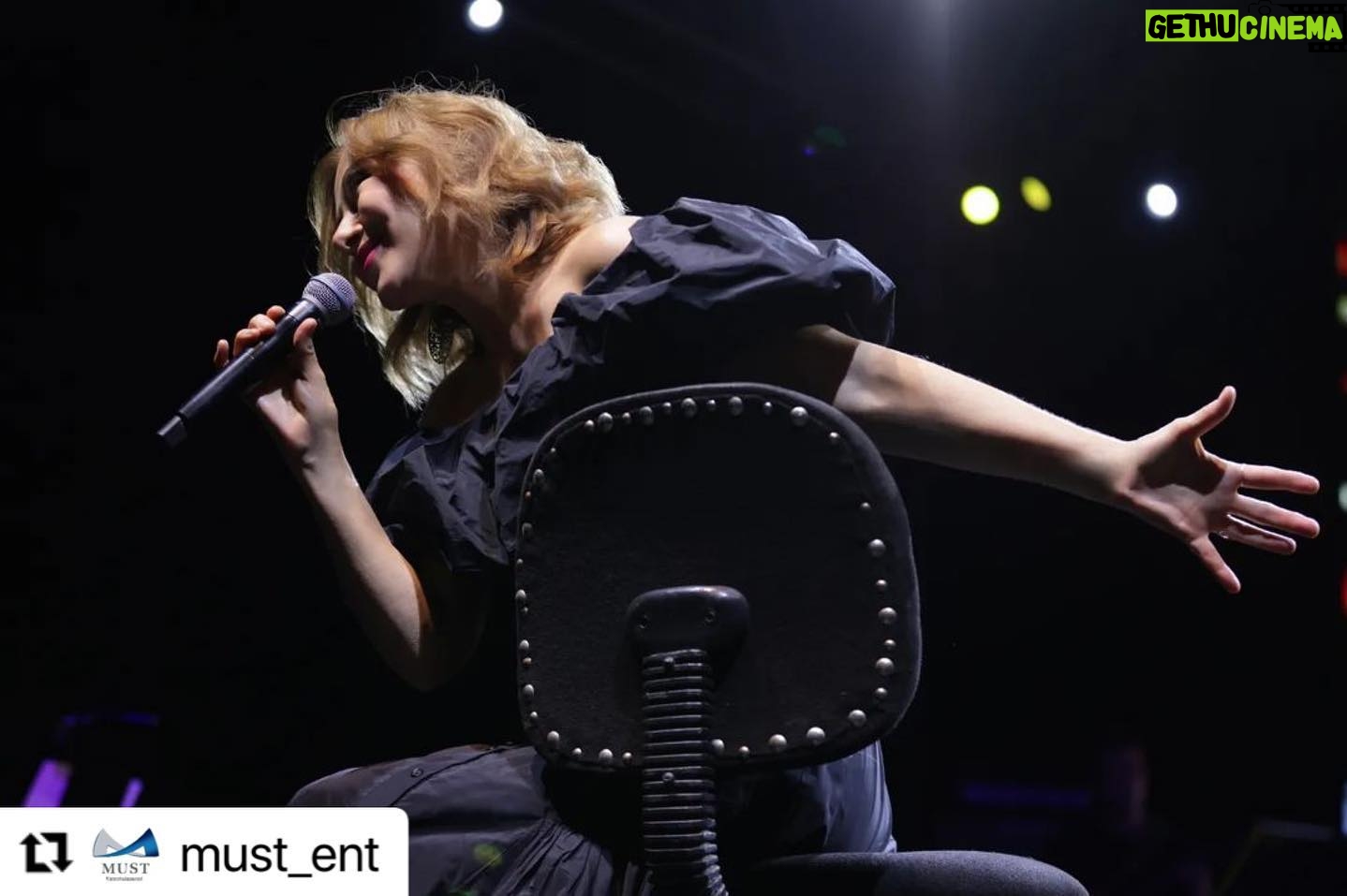 Zuhal Olcay Instagram - #Repost @must_ent with @use.repost ・・・ Cuma akşamı gerçekleştirdiğimiz Kalamış Yaz Festivali konserimizden🎤 Konser alanını dolduran binlerce kişiyle birlikte şarkılarımızı hep bir ağızdan coşkuyla söyledik, unutulmaz bir konser yaşadık🎶 Yeni yaşını çok mutlu yaşa, iyi ki varsın Zuhal Olcay❤️ @zuolcay @kadikoybelediye #MustEntertainment #MustEnt #ZuhalOlcay #Konser #Organizasyon #Prodüksiyon #KalamışYazFestivali #KadıköyBelediyesi