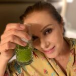 Zuhal Olcay Instagram - Sahne öncesi vitamin içeceğimden vazgeçmem👍🏻