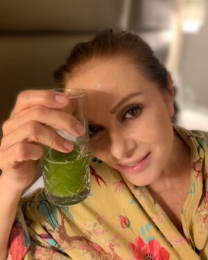 Zuhal Olcay Instagram - Sahne öncesi vitamin içeceğimden vazgeçmem👍🏻