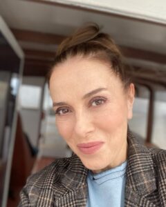 Zuhal Olcay Instagram - Bir setten diğerine koşarken, ada havası almanın sevinci🙏🏻 İstanbul, her zorluğuna rağmen hep biricik...#zuolcay #geceninucunda #geceninucundadizi #çekimhalleri #hayat #zuhalolcay