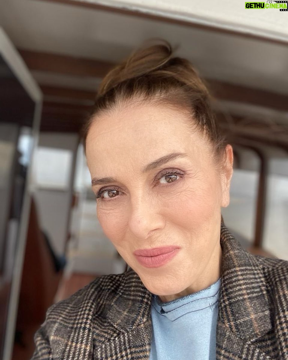 Zuhal Olcay - 25.9K Likes - Bir setten diğerine koşarken, ada havası almanın sevinci🙏🏻 İstanbul, her zorluğuna rağmen hep biricik...#zuolcay #geceninucunda #geceninucundadizi #çekimhalleri #hayat #zuhalolcay