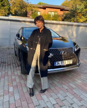 Zuhal Olcay Instagram - @lexusturkiye ile sete ulaşmak çok keyifli oluyor.. Hem de İstanbul'un en güzel mevsimi olan sonbaharda... #zuhalolcay #hayat #life #lexusturkiye @must_ent