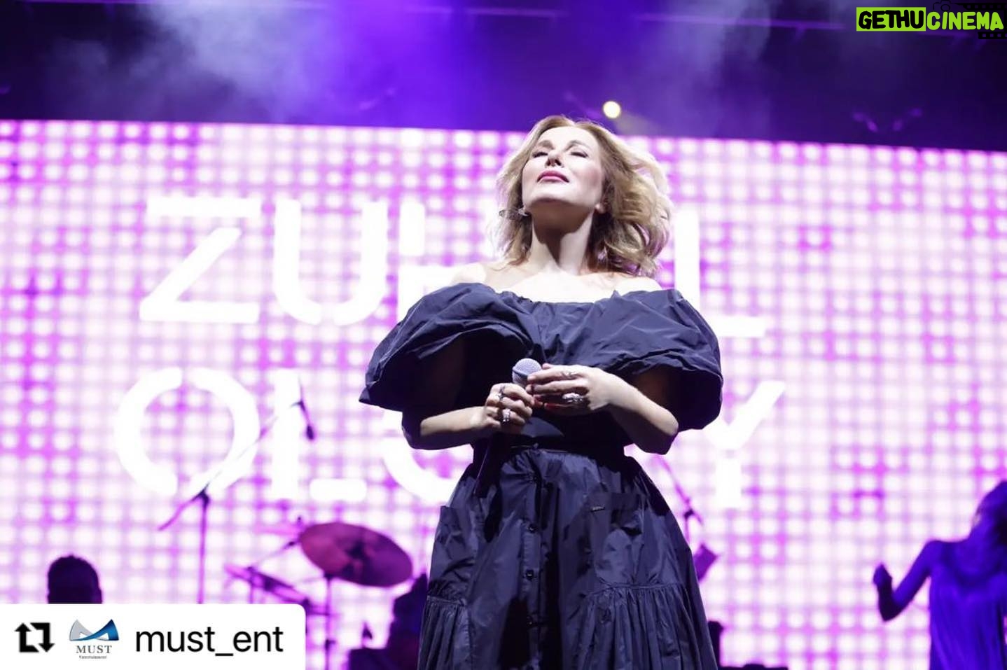 Zuhal Olcay Instagram - #Repost @must_ent with @use.repost ・・・ Cuma akşamı gerçekleştirdiğimiz Kalamış Yaz Festivali konserimizden🎤 Konser alanını dolduran binlerce kişiyle birlikte şarkılarımızı hep bir ağızdan coşkuyla söyledik, unutulmaz bir konser yaşadık🎶 Yeni yaşını çok mutlu yaşa, iyi ki varsın Zuhal Olcay❤️ @zuolcay @kadikoybelediye #MustEntertainment #MustEnt #ZuhalOlcay #Konser #Organizasyon #Prodüksiyon #KalamışYazFestivali #KadıköyBelediyesi