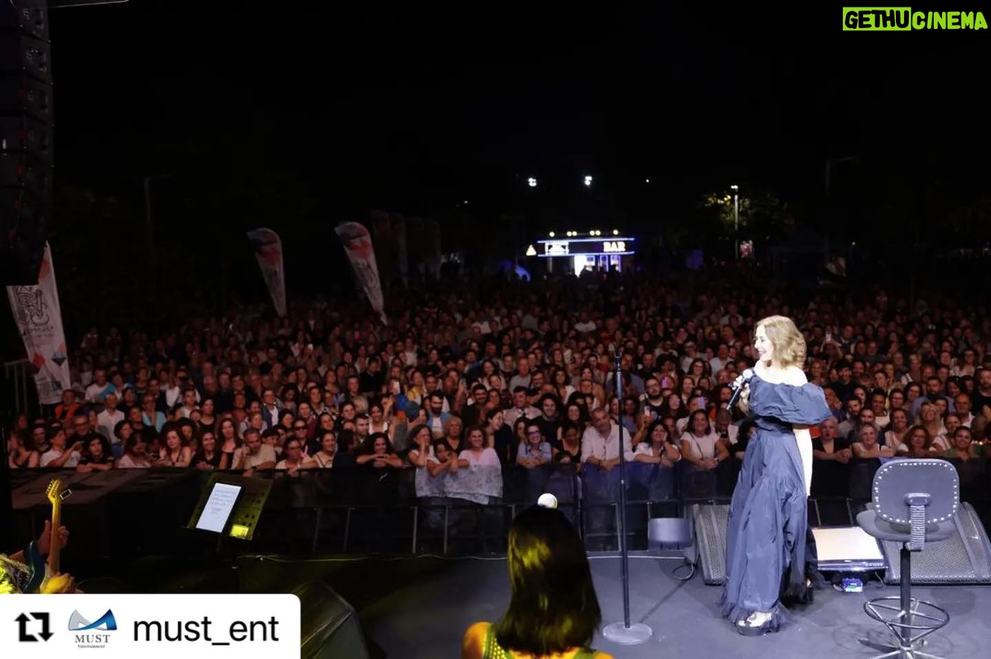 Zuhal Olcay Instagram - #Repost @must_ent with @use.repost ・・・ Cuma akşamı gerçekleştirdiğimiz Kalamış Yaz Festivali konserimizden🎤 Konser alanını dolduran binlerce kişiyle birlikte şarkılarımızı hep bir ağızdan coşkuyla söyledik, unutulmaz bir konser yaşadık🎶 Yeni yaşını çok mutlu yaşa, iyi ki varsın Zuhal Olcay❤️ @zuolcay @kadikoybelediye #MustEntertainment #MustEnt #ZuhalOlcay #Konser #Organizasyon #Prodüksiyon #KalamışYazFestivali #KadıköyBelediyesi