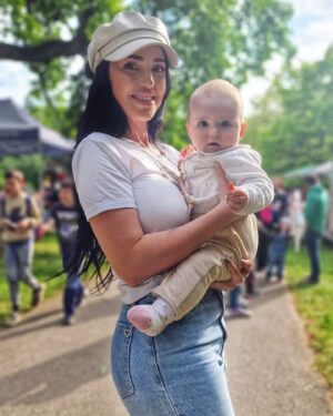 Zuzana Žilinčíková Instagram - Viem, že veľa bábätiek neustále plače, mrnčí ale chválabohu Aurora je pokojné dieťa a stále sa usmieva. Moja mama mi na to však povedala:,,teraz keď je dobrá a nemáš s ňou žiadne starosti, tak ti to vynahradí keď bude staršia😅,, už sa neviem dočkať. Veríte tomuto porekadlu?
#mama #babymama #mamalove