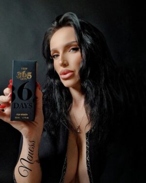 Zuzana Žilinčíková Instagram - Tento parfém si zamilujete!🖤ODPORÚČAM🖤
365 Days For Women Parfum S Feromónmi pre ženy.
Ide o prírodné afrodiziakum, ktoré priťahuje mužov ako magnet! Feromóny majú silný účinok na opačné pohlavie.  Používaním 365 Days sa stanete atraktívnejšie pre mužov. Prebudíte v nich túžbu a zapálite ich vášeň. Ale nielen to! Feromóny zlepšia vaše vzťahy s ostatnými, dodajú vám sebavedomie a urobia vás odvážnejšími v každodennom či profesionálnom živote. Parfém nájdete aj v pánskej verzií teraz za skvelé ceny so zľavou 20% s kódom ,,ZUZANITA20,,