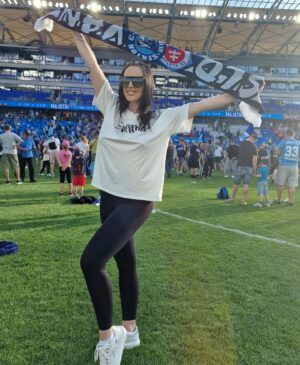 Zuzana Žilinčíková Instagram - Neholdujem síce moc futbalu,ale zážitok to bol super. Najmä ten záver..keď sa fanúšikovia SK SLOVAN po zápase rozbehli na ihrisko a oslavovali VÍŤAZTVO..
#slovan #football #slovakia🇸🇰