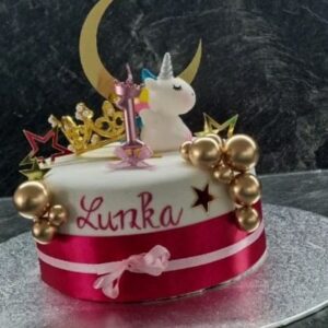 Zuzana Žilinčíková Instagram - Moja polovička ma inšpirovala s pečením torty a tak som sa rozhodla,že urobím sladké prekvapenie pre moje krsniatko aj Ja..až na taký malý detail..Nakoľko som nemala čas na pečenie,využila som hotovej marlenky (medová a čoko) a povenovala sa výzdobe.. všetko najlepšie k prvým narodeninám♥️
Ps: obdivujem cukrárky,na toto by som ja veru nervy nemala🫣