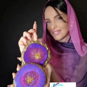 Zuzana Žilinčíková Instagram - Vytvor si vlastnoručne a podľa svojich predstáv ORIGINÁLNE dekorácie do domácnosti a omnoho viac zo živice vďaka eshopu @resin.studio.shop 🩷JA SOM SI UROBILA TAKÉTO KRÁSNE PODTÁCKY a návšteva je z nich unesená.
#spolupraca #spoluprace #handmade #design #art #homedecoration #decoration