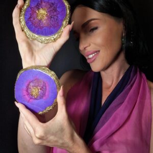 Zuzana Žilinčíková Instagram - Vytvor si vlastnoručne a podľa svojich predstáv ORIGINÁLNE dekorácie do domácnosti a omnoho viac zo živice vďaka eshopu @resin.studio.shop 🩷JA SOM SI UROBILA TAKÉTO KRÁSNE PODTÁCKY a návšteva je z nich unesená.
#spolupraca #spoluprace #handmade #design #art #homedecoration #decoration
