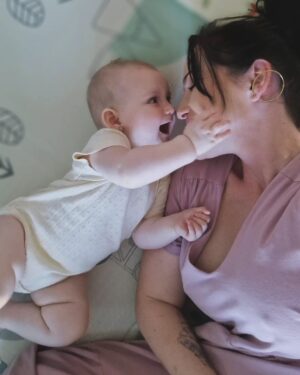 Zuzana Žilinčíková Instagram - Moje dni už nikdy nebudú ako pred tým. Moje dni sú od teraz omnoho krajšie a plné nezištnej lásky. Pre moju dcéru som úplne všetkým a veľmi si to užívam-je to nádherný pocit. Myslím si, že pokiaľ rodičia pokazia výchovu dieťaťa, tak už veľmi nezáleží na čomkoľvek inom, čo urobia.
#motherlove #love #smile #babycuddles