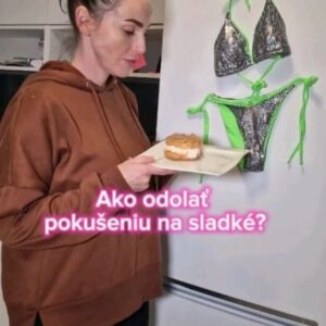 Zuzana Žilinčíková Instagram - Baby, mám pre Vás super tip ako sa rýchlo dostat do plavkovej formy!! Ako odolať pokušeniu jesť nezdravé jedlá!? Jednoducho si vycapte plavky na chladničku aby ste si vždy pripomenuli prečo sa takto týrate!
Z vlastnej skúsenosti Vám poviem, že toto funguje 50:50😅 týrate sa diétou pred letom?
