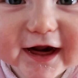 Zuzana Žilinčíková Instagram - Toto nás strašne baví robiť..😄 máme slintavé obdobie
#funnybaby #funny #babylife