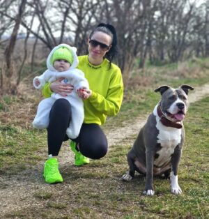 Zuzana Žilinčíková Instagram - Posledný februárový deň💚 Aurora by najradšej nikdy nespala a behala s Lilly po poli,ale bohužiaľ-chvála bohu ešte nevie chodiť!! 😋mňa šľahne,keď mi začne utekať😅😅
#family