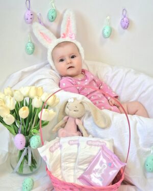 Zuzana Žilinčíková Instagram - Veselú VEĽKÚ NOC priatelia🐣
Prajeme Vám veľa,veľa vody a hlavne  sucho v plienkach🤍