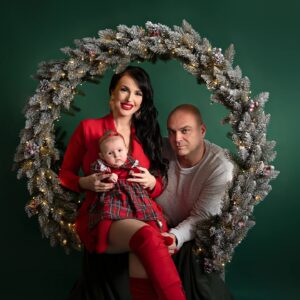 Zuzana Žilinčíková Instagram - Krásne VIANOČNÉ SVIATKY VÁM PRAJEME❄️🎁 za naše prvé vianočné fotky ďakujeme veľmi pekne profi fotografke @silvia.kanova_fotografka ♥️