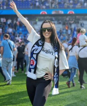 Zuzana Žilinčíková Instagram - Neholdujem síce moc futbalu,ale zážitok to bol super. Najmä ten záver..keď sa fanúšikovia SK SLOVAN po zápase rozbehli na ihrisko a oslavovali VÍŤAZTVO..
#slovan #football #slovakia🇸🇰