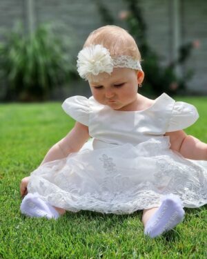 Zuzana Žilinčíková Instagram - Najkrajšia princezná!? No predsa tá moja! Občas aj Aurora má už po krk fotenia aj keď sa jedná o tak významný deň ako je KRST- o čom svedčí posledná fotka😅
NO NIE JE PREKRÁSNA?
.
.
#dress #baptismdress #princess #babydress #cutebaby #baptism