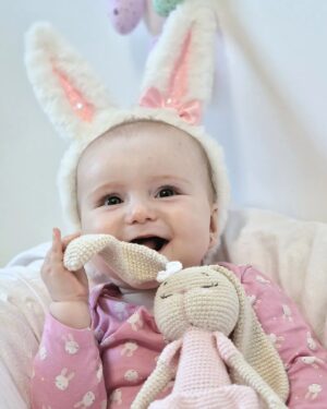 Zuzana Žilinčíková Instagram - Veselú VEĽKÚ NOC priatelia🐣
Prajeme Vám veľa,veľa vody a hlavne  sucho v plienkach🤍