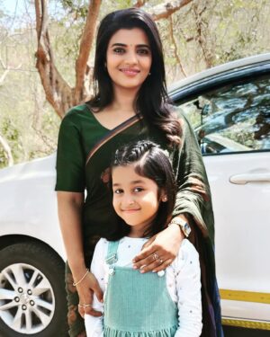 aazhiya sj Instagram - With the sweetest @aishwaryarajessh akka ❤️❤️❤️
.
#aazhiya #aishwaryarajesh 
#rowdybaby