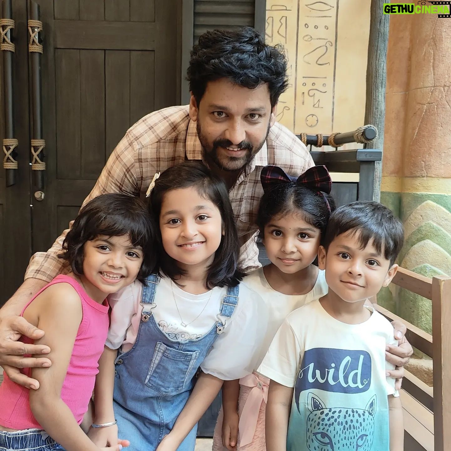 aazhiya sj Instagram - Moment freezed wen Actor vidharth's Family kutties recognised aazhiya and mentioned that they love Rowdybaby so muchhhh ❤️ . #rowdybaby #actorvidharth #proudproudproud #aazhiya #universalstudio .