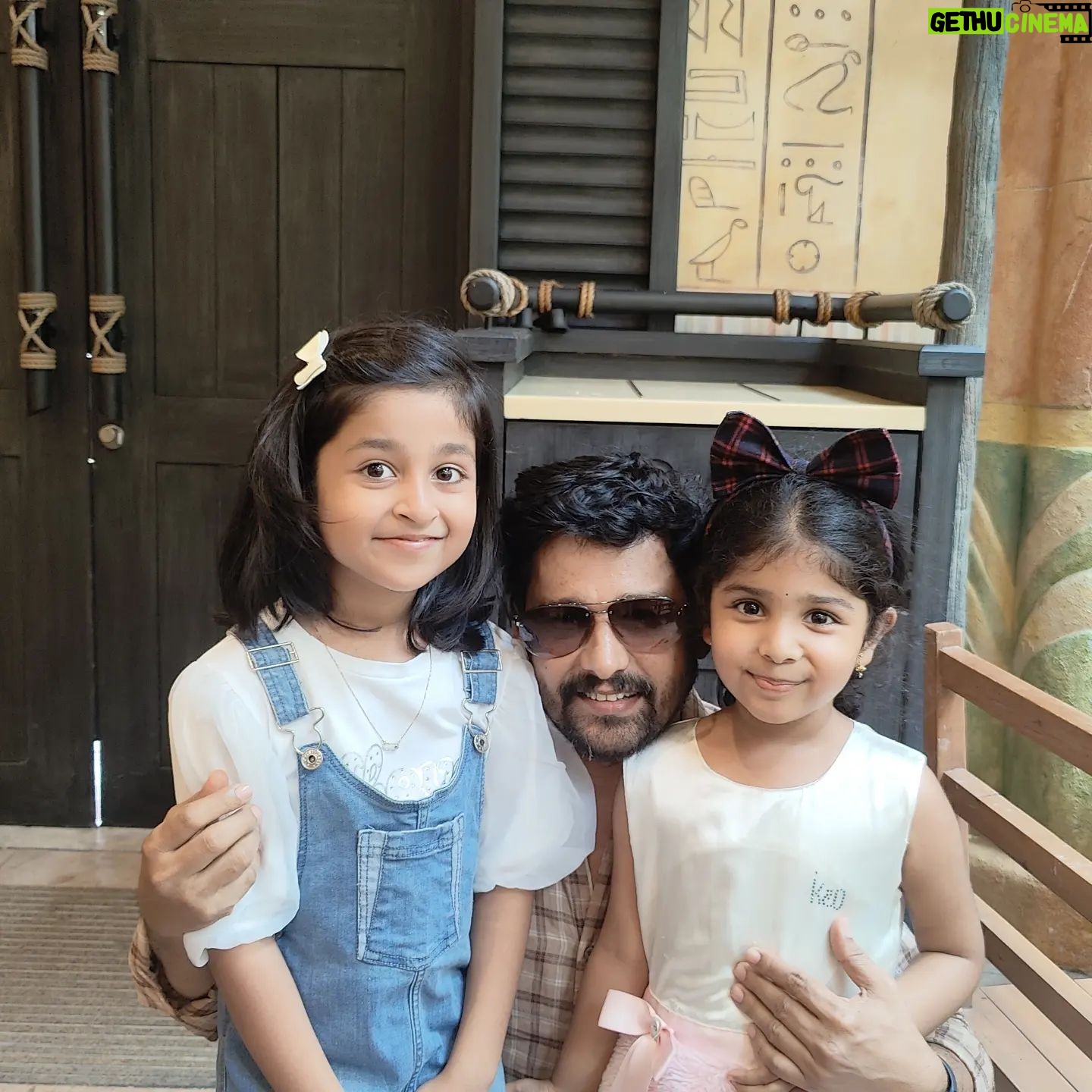 aazhiya sj Instagram - Moment freezed wen Actor vidharth's Family kutties recognised aazhiya and mentioned that they love Rowdybaby so muchhhh ❤️ . #rowdybaby #actorvidharth #proudproudproud #aazhiya #universalstudio .