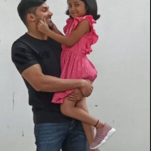aazhiya sj Instagram - My Fav Aryaaaaaaa uncle ❤️
.
@aryaoffl 💖
.
#Aazhiya #Arya #TheVillage #Amazonprime