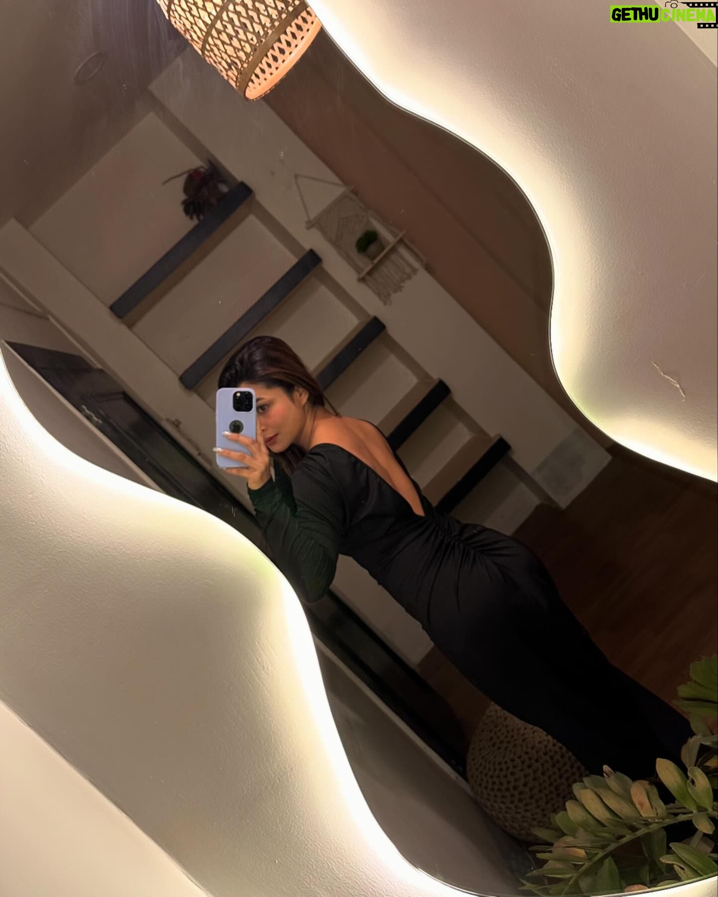 alismita goswami Instagram - Treat me like God handed me to you personally 👸