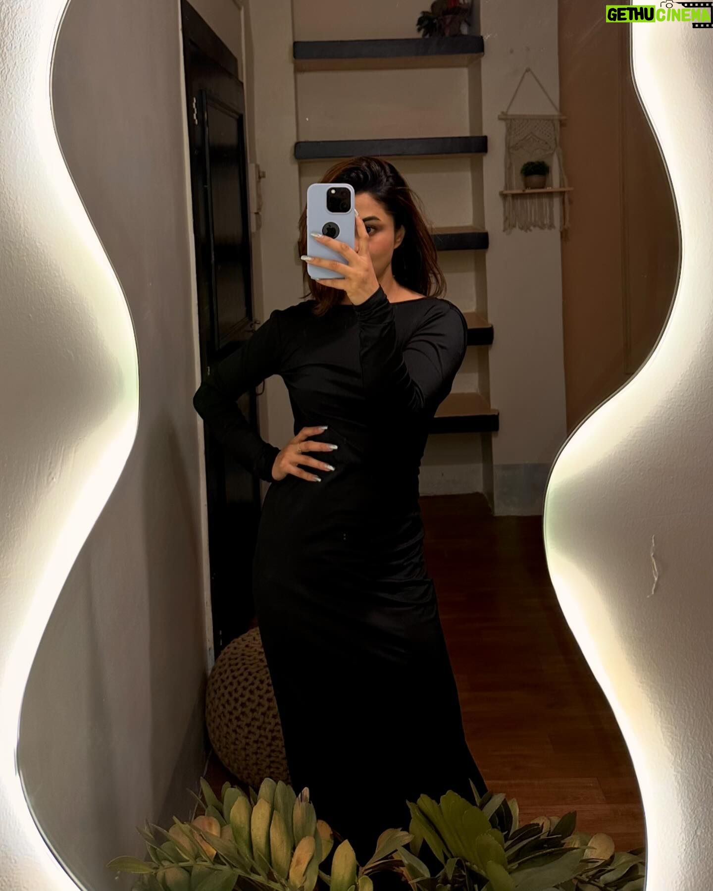 alismita goswami Instagram - Treat me like God handed me to you personally 👸