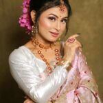 alismita goswami Instagram - 🤍 Beautiful makeover done by @anamika_chetia_ Wearing @fashionistabyrimu Jewellery @doogdoogiassamesejewellerynew Photography @swapnajitborkakoti_photography
