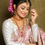alismita goswami Instagram - 🤍 Beautiful makeover done by @anamika_chetia_ Wearing @fashionistabyrimu Jewellery @doogdoogiassamesejewellerynew Photography @swapnajitborkakoti_photography