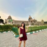 alismita goswami Instagram - Look at my long hair 😒 aah how I miss them ! 😒 #throwback