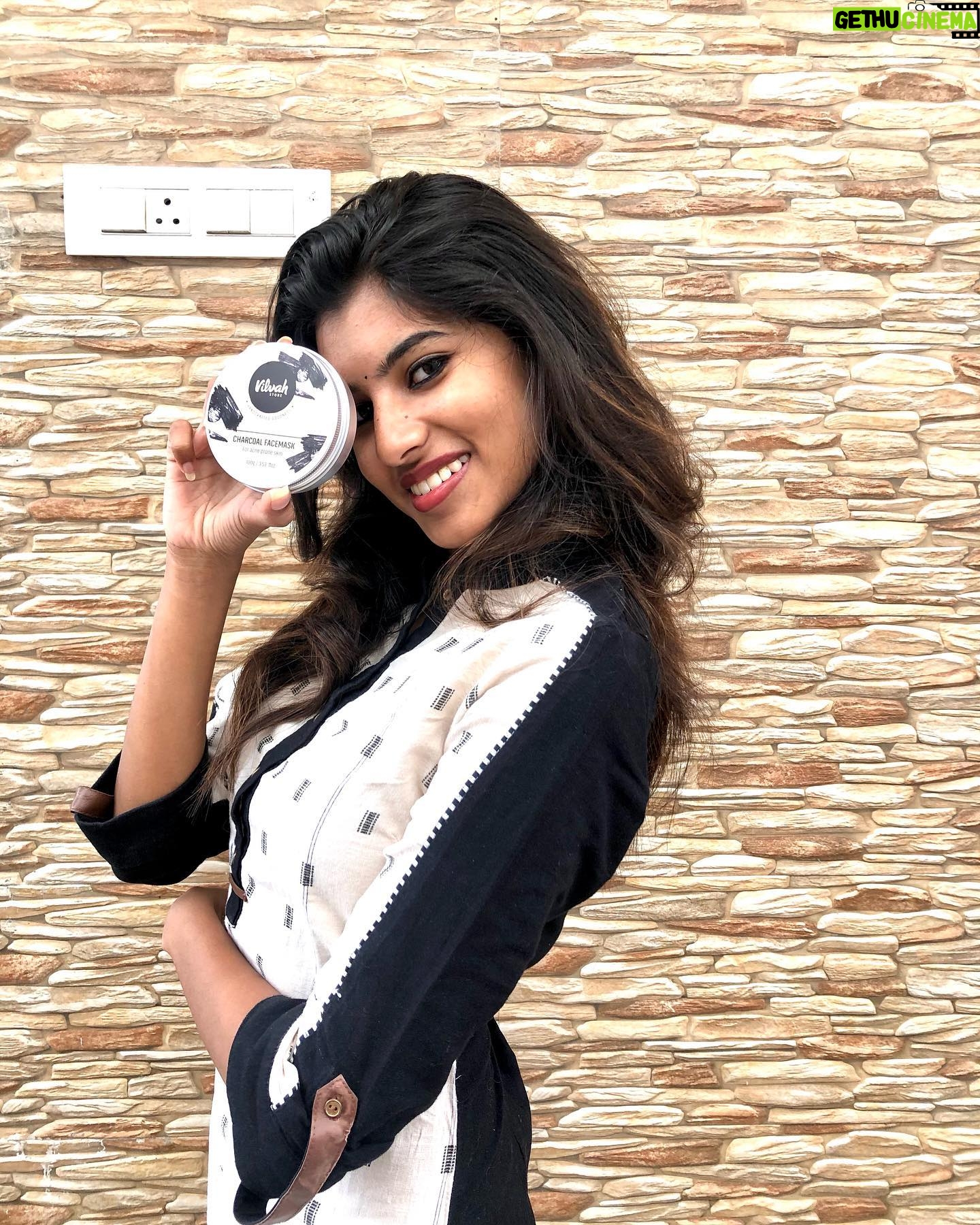 dharshini sudhakar Instagram - A mild but powerful face mask for acne, pimples is here to the rescue from @vilvah_ I use it weekly twice to clean up my skin from dirt, makeup and oilyness 💖. It cools my skin and bones instant brightness... Forever love 😎