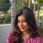 dharshini sudhakar Instagram - Subtle makeup with soft shimmer eyes💕 . . . . . @dharshini.offl @sara.kouture . . #reelsvideo #makeupartist #hairstyle #trendingreels #enrojaneeya #vjd