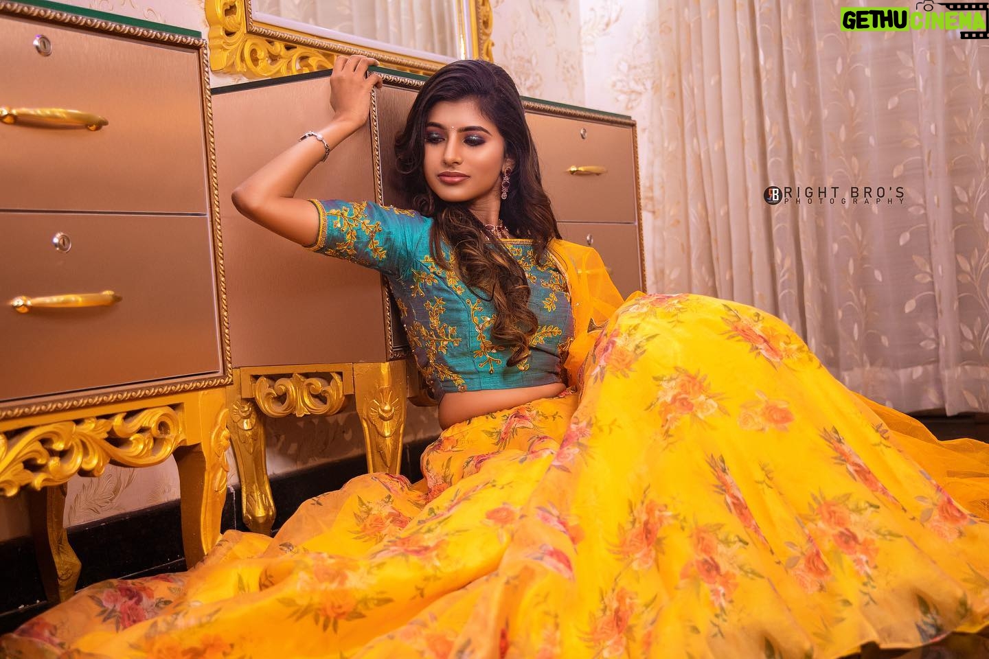 dharshini sudhakar Instagram - Just sparkle ✨ MUA : @geethusmakeover Costume : @elakkiya_subs 📸 : @right_bros_photography Jewelry: @thecrown_rentals