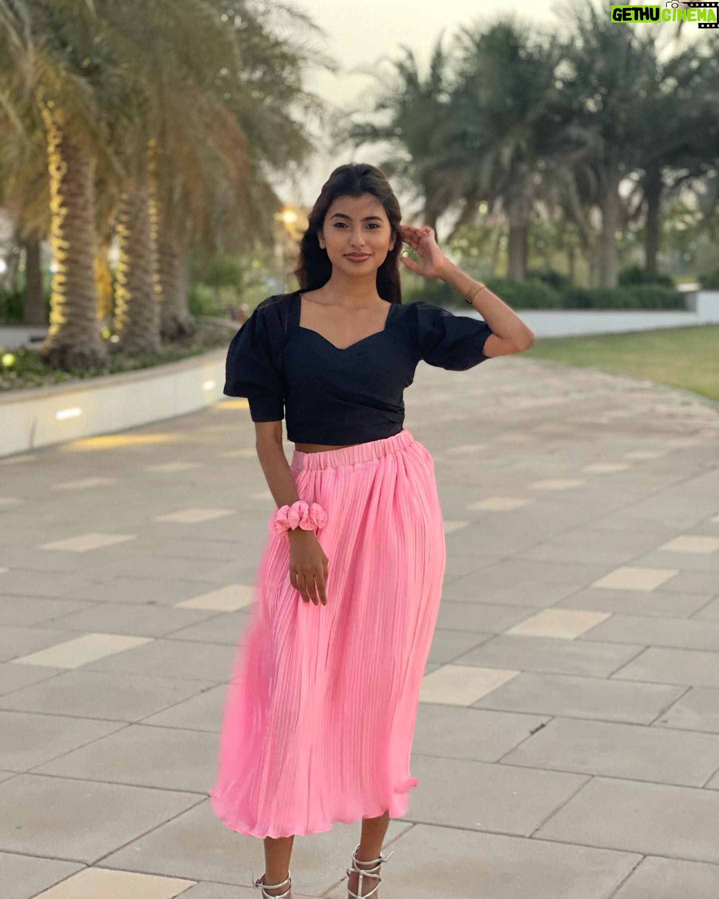 dharshini sudhakar Instagram - Be my sunshine ☀️ Wearing @aa_fashionbees_by_harsha Outfit comes with customised free scrunchies ♥️💯 #dharshinisudhakar #love #sun