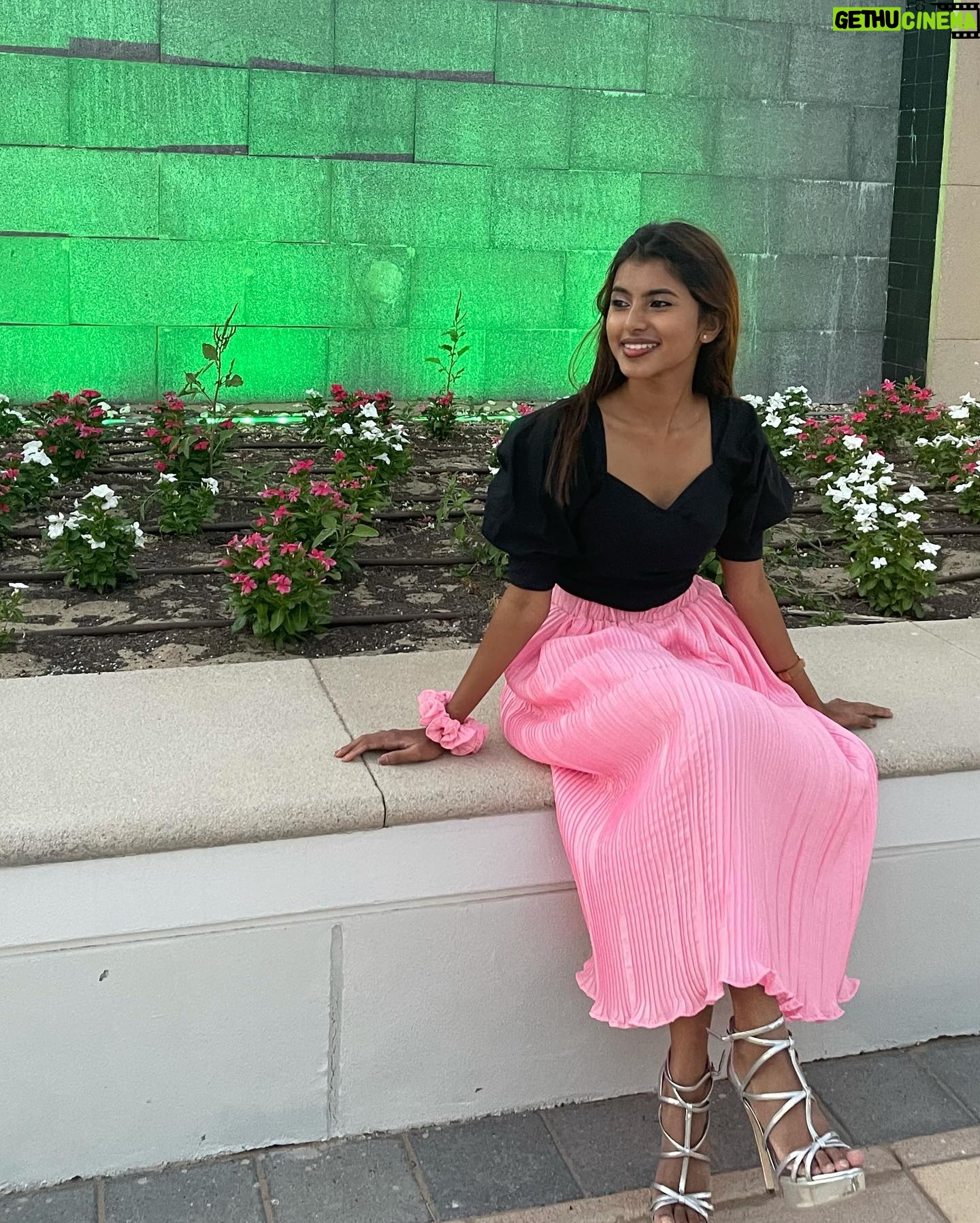 dharshini sudhakar Instagram - Be my sunshine ☀️ Wearing @aa_fashionbees_by_harsha Outfit comes with customised free scrunchies ♥️💯 #dharshinisudhakar #love #sun