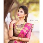 dharshini sudhakar Instagram - நெரித்த திரைக்கடலில் நின்முகங் கண்டேன் ✨💛! Make up, saree draping, hairstyling by @devikabridalmakeovers 📸 : @right_bros_photography