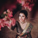 dharshini sudhakar Instagram - நான் உனைத் தேடும் வேளையிலே நீ மேகம் சூடி ஓடிவிட்டாய் ✨🦋 Pc : @portraits_by_nathan Saree : @srisaisilks.sirumugai