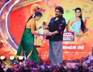 kruttika ravindra Instagram - Receiving the “Best actress” award and standing next to this Legend.. 🙏🏻 One of the best feelings till date ♥️♥️
Blessed.. Thank you @zeekannada ♥️
•
•
#kruttikaravindra #actress #india #zeekannada #television #instagram #instagood #instadaily #love #kannada #kannadamusically #karnataka #viral #trending #likeforlikes #followforfollowback #life #beauty