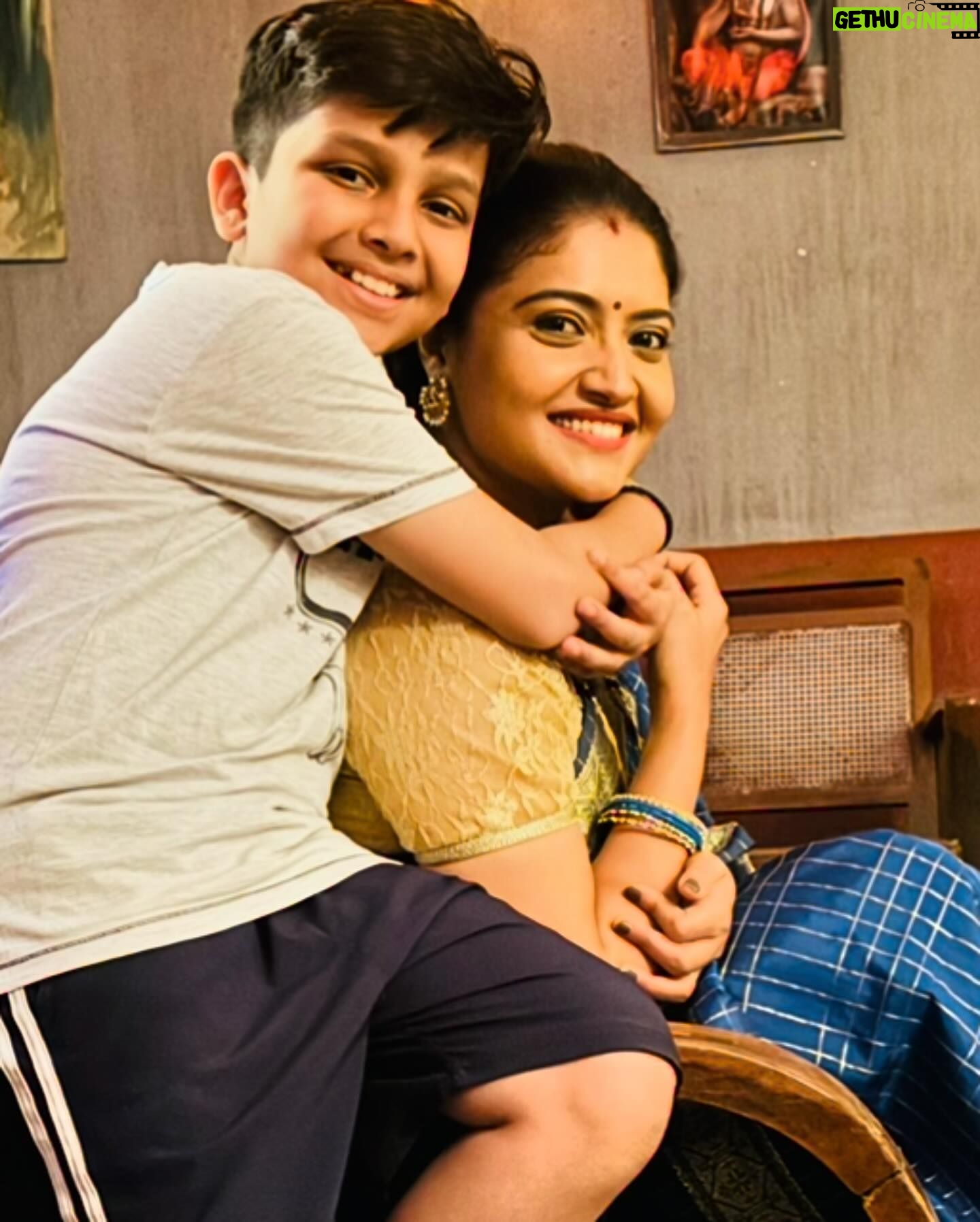 kruttika ravindra Instagram - Off screen Cute little friend ♥️ On screen Maga ♥️ • • #kruttikaravindra #dramajunioranuraag #bhoomigebandabhagavantha #serial #india #kannada #karnataka #zeekannada #instagood #picoftheday #love #friends