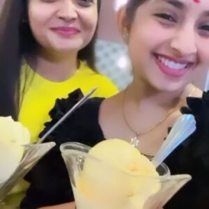 kruttika ravindra Instagram - Loveeeeee u krutttuuuu 
ammaa ♥️🥺
Meeting after 15 days......
Feels like a year.......
@kruttikaa__official