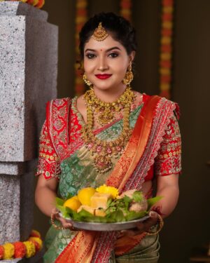 kruttika ravindra Instagram - ಯುಗಾದಿ ಹಬ್ಬದ ಶುಭಾಶಯಗಳು ♥️🤗 
Happy Yugadi ♥️🤗
•
MUA: @i_am_rajz_ 
Photography: @chidu.ln_s2dio 
Costume: @classy_renthouse 
Jewellery: @mahila_pasand_hanumanthnagar 
•
•
#kruttikaravindra #actress #india #karnataka #kannada #love #viral #instagood #instadaily #photography #photooftheday #picoftheday #likeforlikes #happy #makeup #ugadi #festival #indiantraditionalwear  #explorepage #me #instagram #bhoomigebandabhagavantha