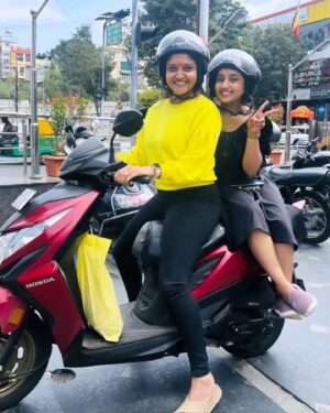 kruttika ravindra Instagram - Loveeeeee u krutttuuuu 
ammaa ♥️🥺
Meeting after 15 days......
Feels like a year.......
@kruttikaa__official