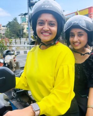 kruttika ravindra Instagram - Loveeeeee u krutttuuuu 
ammaa ♥️🥺
Meeting after 15 days......
Feels like a year.......
@kruttikaa__official