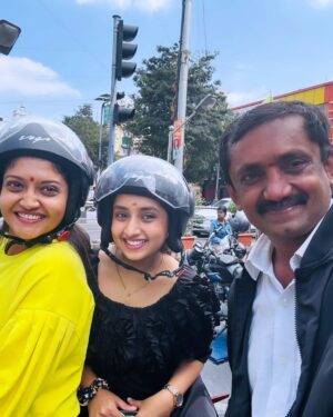kruttika ravindra Instagram - Loveeeeee u krutttuuuu 
ammaa ♥️🥺
Meeting after 15 days......
Feels like a year.......
@kruttikaa__official