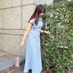 mako Instagram - ブルムン新作item 🌕24 SS collection🪡 item / 003 point mellow onepiece brown・blue バイカラーのラインを効かせたチェックワンピースを作りました！ バストのリボンは可愛いだけではなく 二の腕で結ぶ事で華奢見え効果🪄︎︎ バックはシャーリングになっているので苦しさもなく 少しゆとりがあるバストのサイズ感との対比で かなりスタイルアップできる1枚になりました。 夏にきてほしいとっておきのワンピースです👒